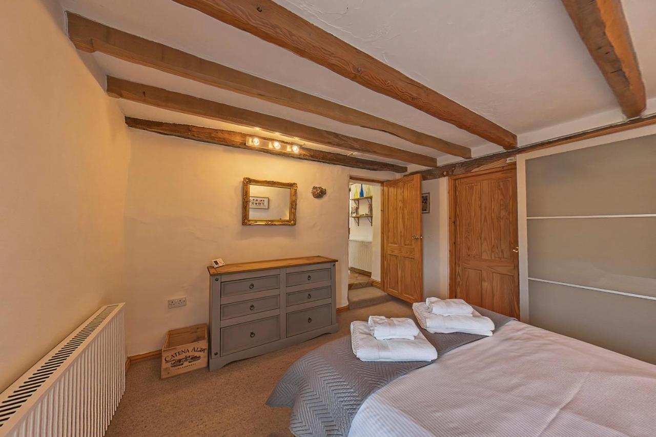 Beautiful 16th Century Ty Cerrig Cottage, Set In Stunning Grounds With Great Views *